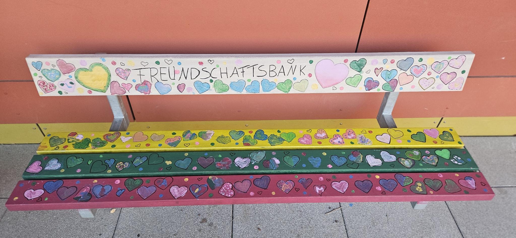 Neuer Hingucker auf unserem OGS-Gelände – Unsere Freundschaftsbank!